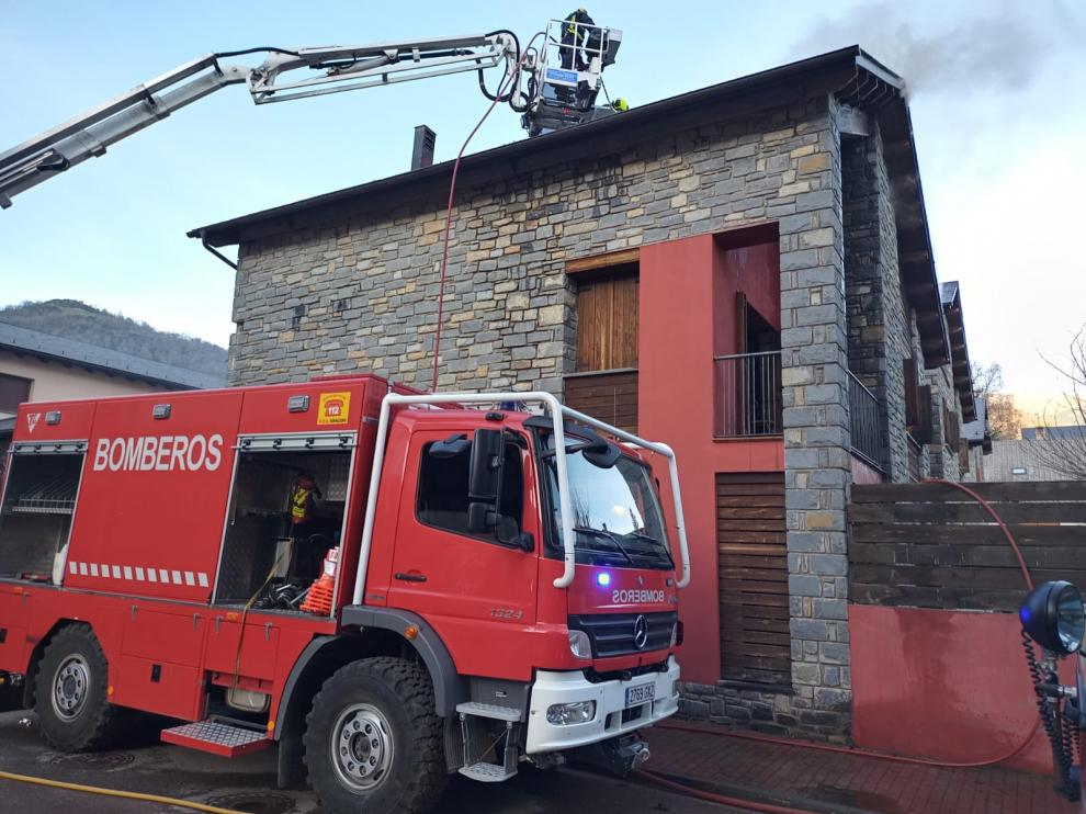 Los bomberos tratan de sofocar el fuego declarado en una vivienda de Castejón de Sos