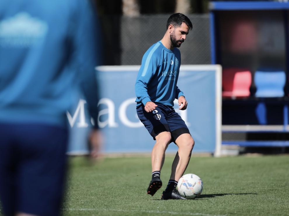 Pablo Insua controla el balón en un entrenamiento.