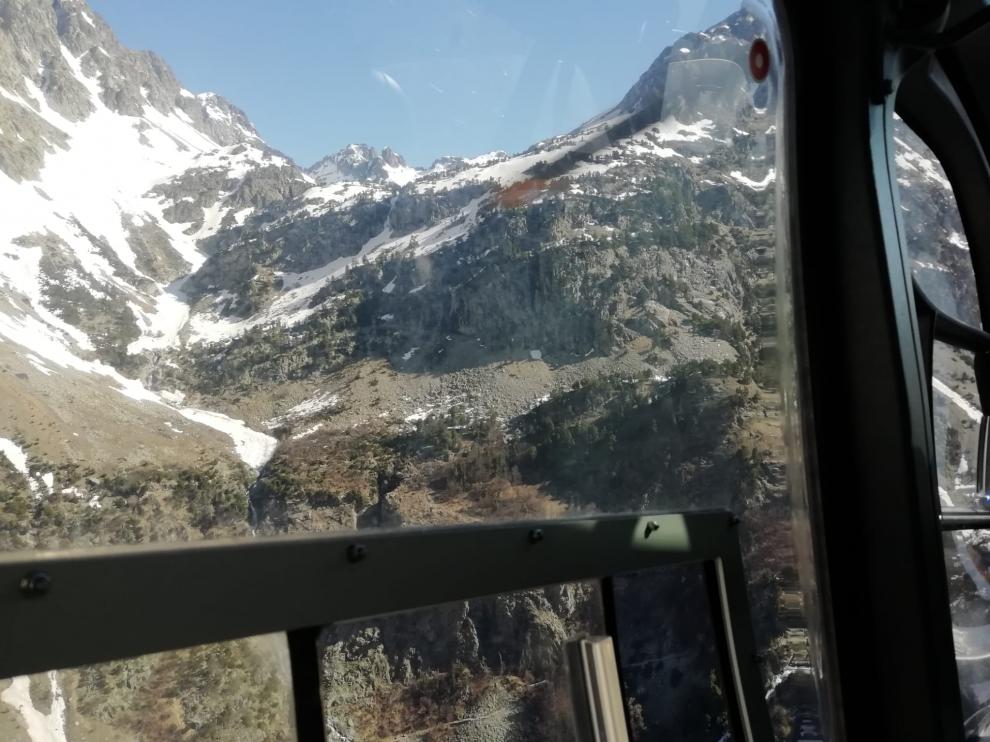Trabajos de búsqueda desde el helicóptero de la Guardia Civil