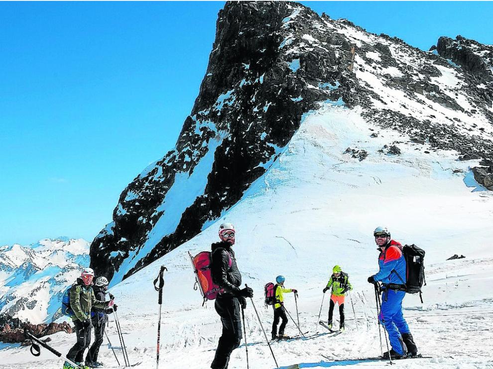 Los esquiadores de montaña de Peña Guara, en el Collado de Saretas, listos para el descenso final.