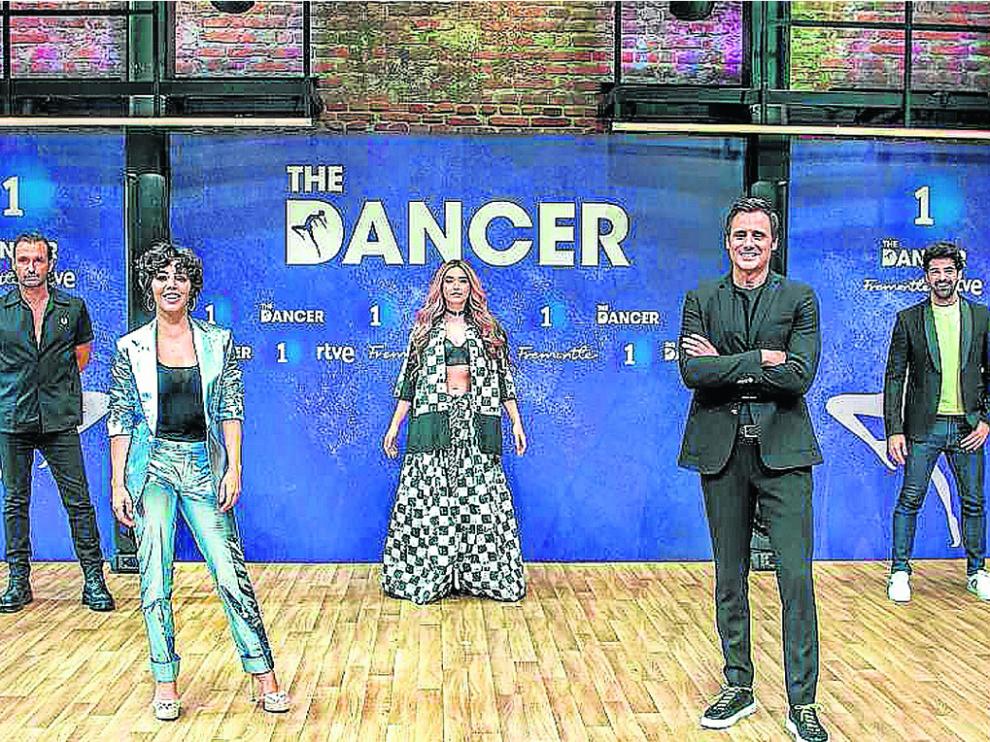 Presentadores y capitanes listos para el estreno de The Dancer.