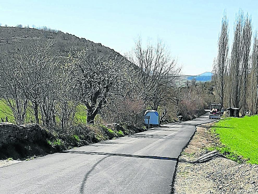 Trabajos de asfaltado de la carretera de acceso a la localidad de Javierre del Obispo, donde viven 25 vecinos.