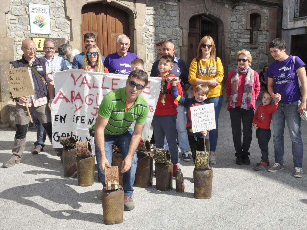 Concentración de hace dos años en Ansó contra las afecciones del oso y el lobo en la ganadería