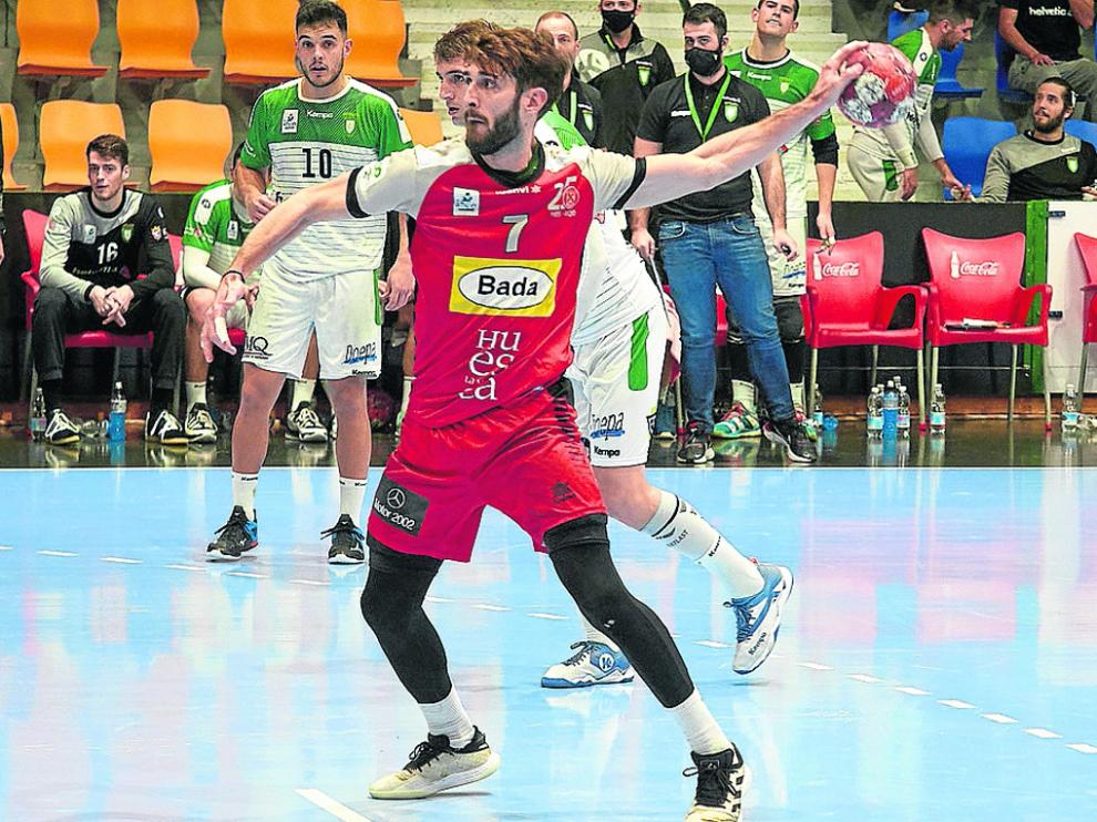 Gerard Carmona busca el gol desde los siete metros en un partido de esta temporada.