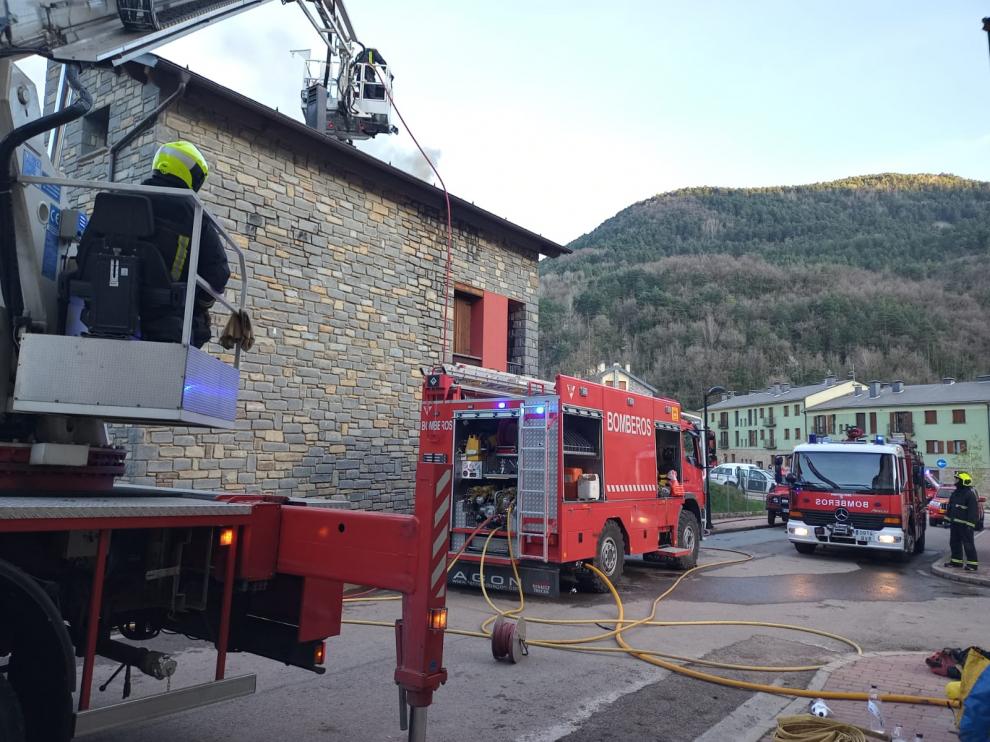 Bomberos de la DPH en el incendio de la vivienda de Castejón de Sos.