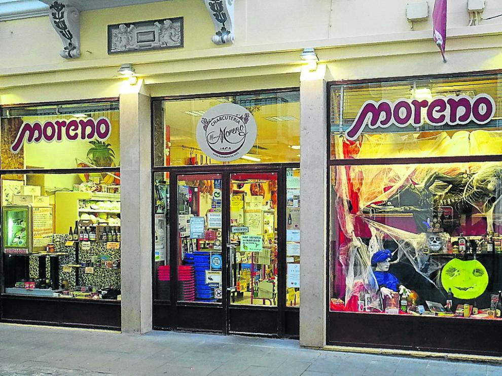La tienda está situada en el número 8 de la calle Mayor de Jaca.