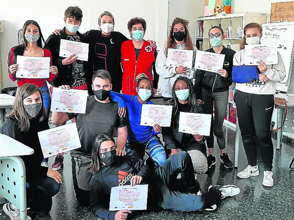 Los alumnos del curso posan con su diploma