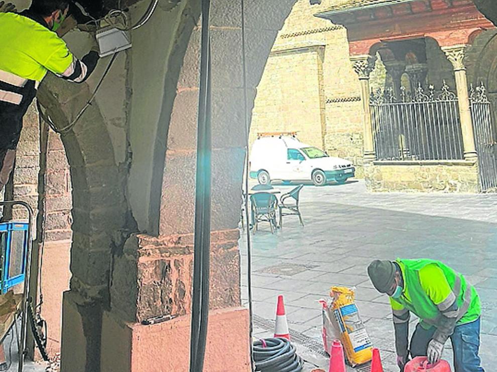 Trabajos en instalaciones eléctricas situadas en los porches de la plaza de la Catedral.