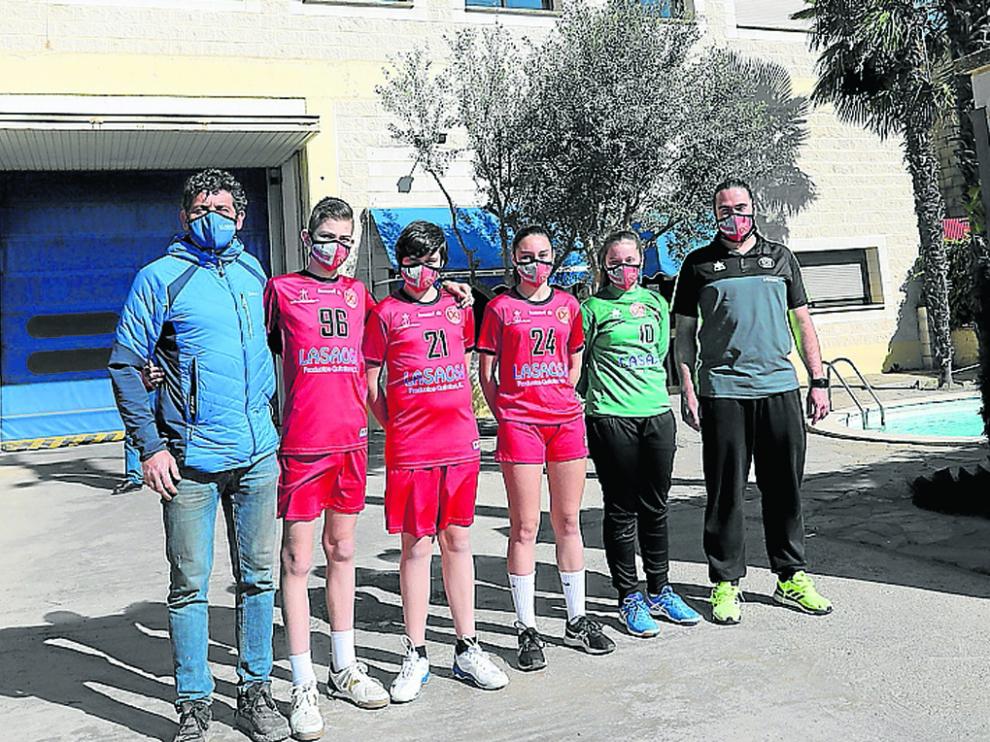 Toño Lasaosa, a la izquierda, junto a jugadores y al coordinador de la cantera, Néstor Oliva.