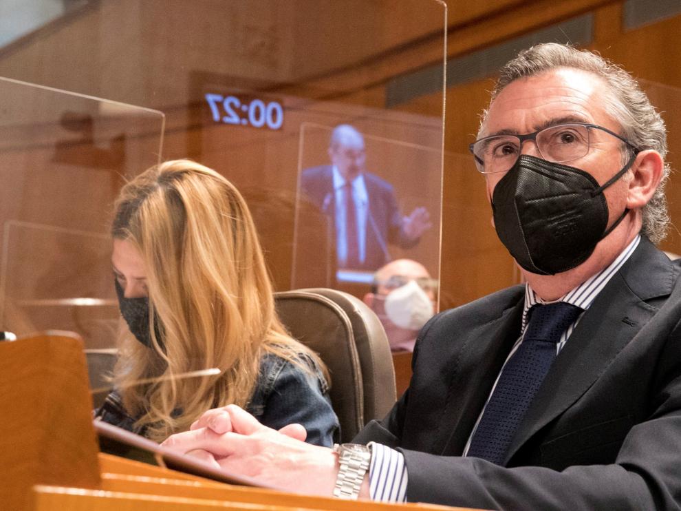 Beamonte escucha a Lambán en el pleno de las Cortes de Aragón