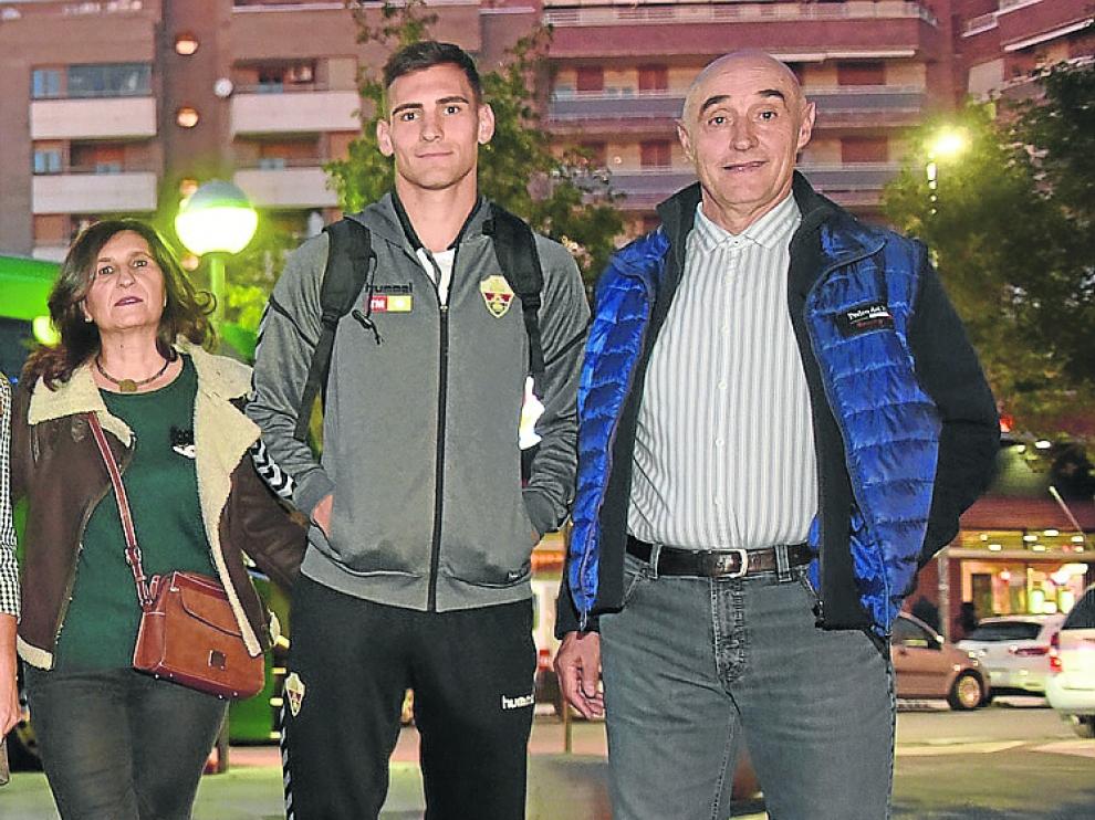 Dani Calvo, junto a sus padres Blanca y Ramón, en la visita del Elche a Huesca la temporada pasada.