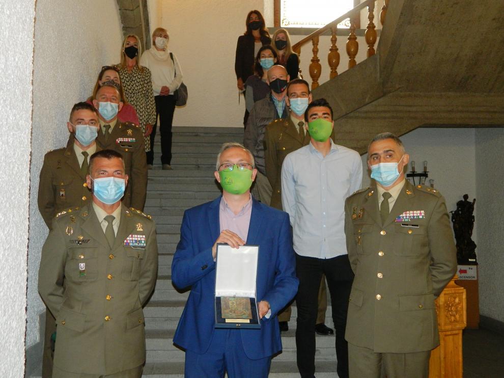 El alcalde de Jaca muestra la placa entregada por la brigada, junto a varios mandos militares, concejales y representantes de la sociedad jaquesa.