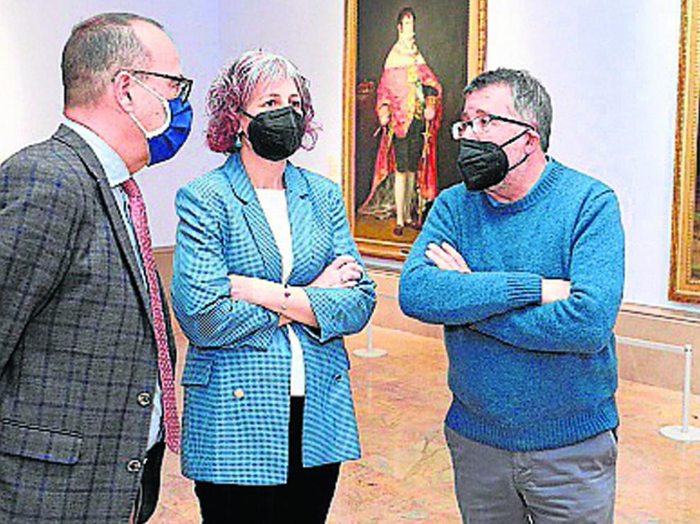 Los consejeros Faci y Esnaola, junto al director del Museo de Zaragoza.