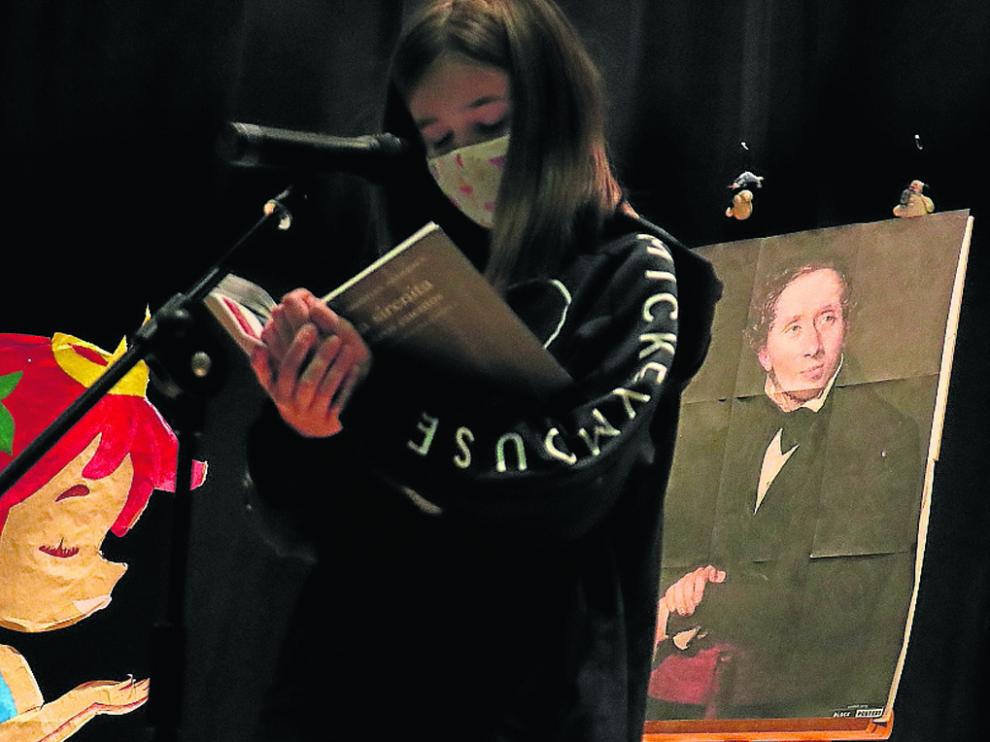 Una de las participantes en la cata de cuentos de Andersen.