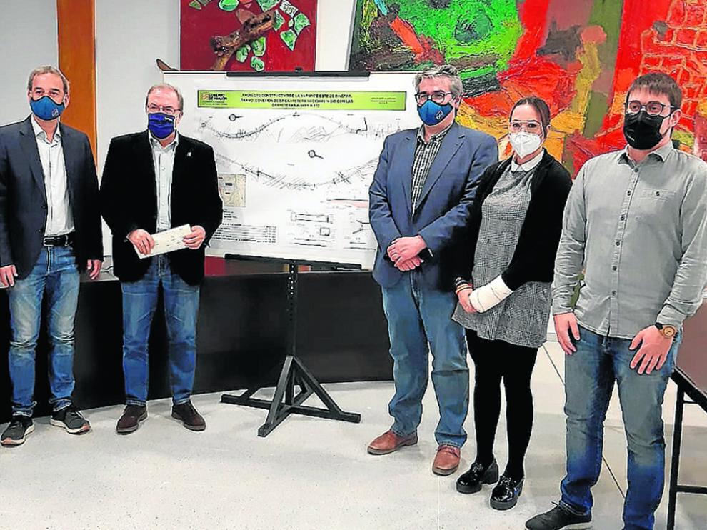 El alcalde y portavoces municipales de Binéfar con Bizén Fuster, ayer junto al plano de la variante.