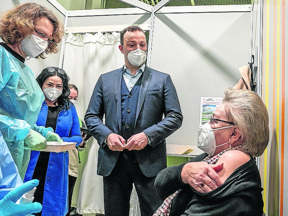 El ministro de Sanidad alemán, Jens Spahn, visitó este lunes un centro de vacunación en Berlín.