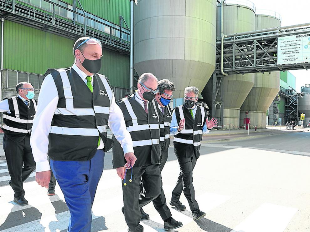 El ministro Escrivá y el presidente Lambán en su visita ayer a la planta de Saica en el Burgo de Ebro.