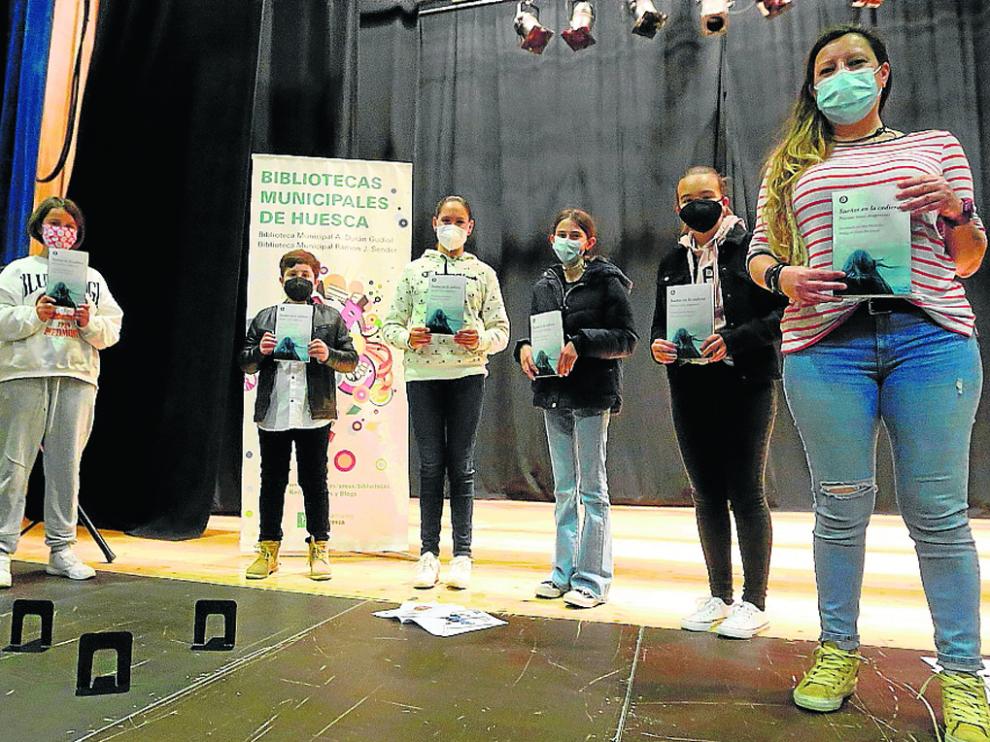 La coordinadora Ada Menéndez con algunos de los autores del cuento infantil.