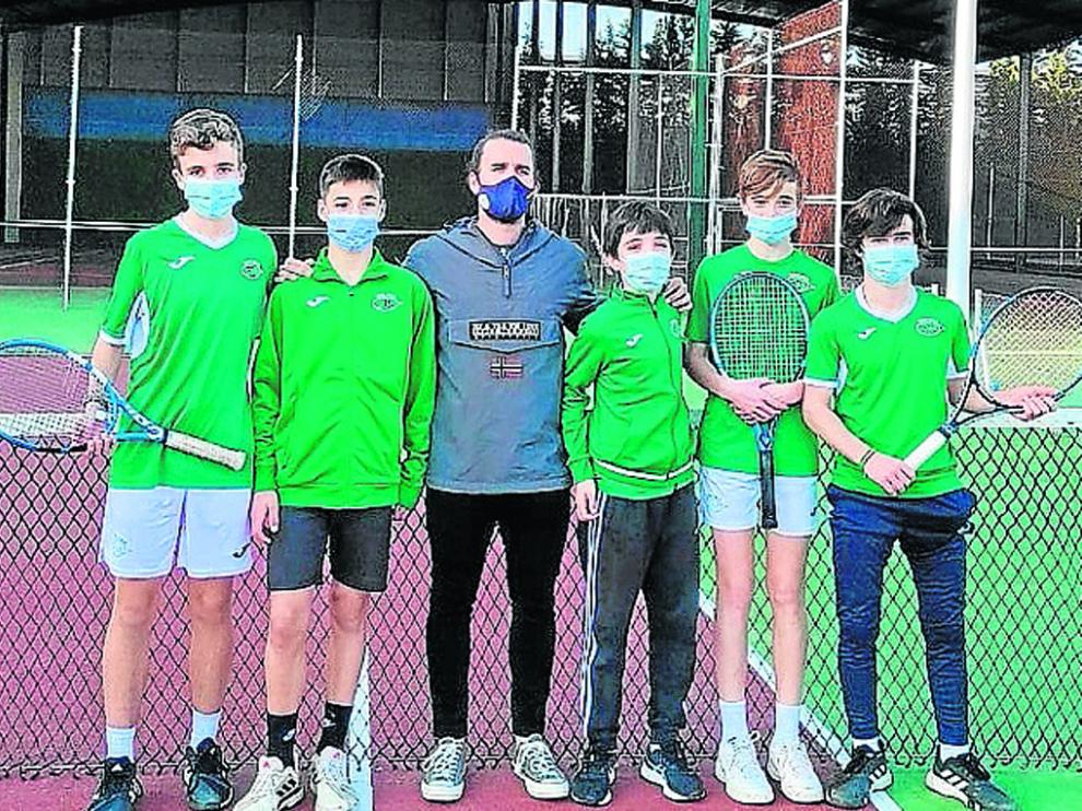 Varios de los jugadores cadetes del CT Osca que inician este fin de semana el Campeonato de Aragón.