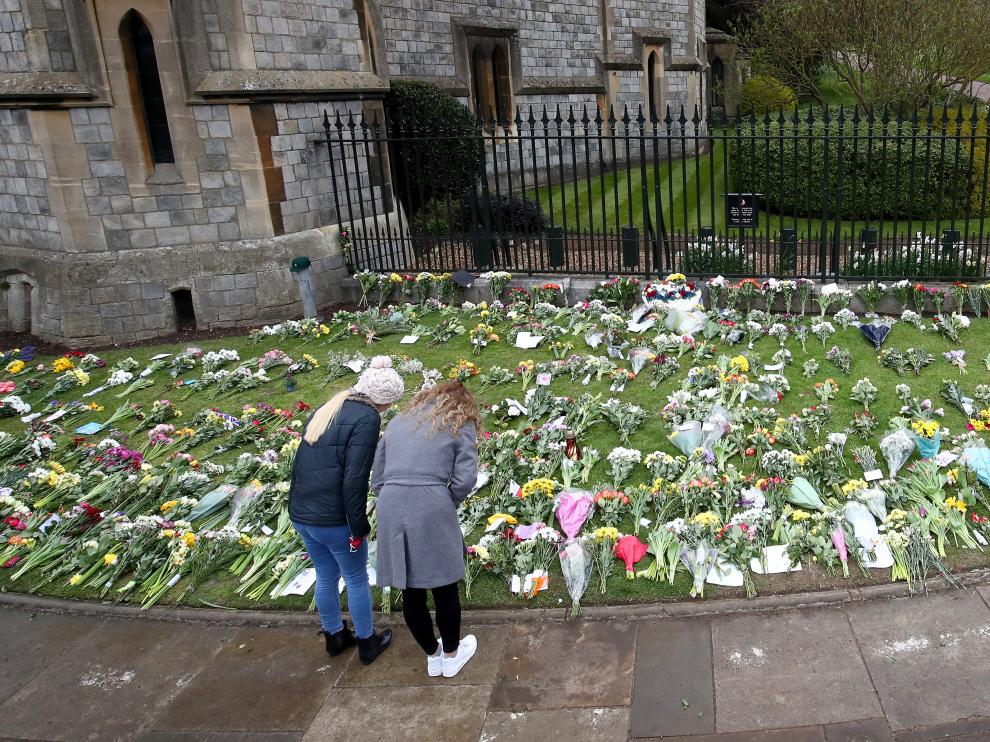 Flores en memoria del esposo de la reina Isabel II en el exterior del castillo de Windsor.