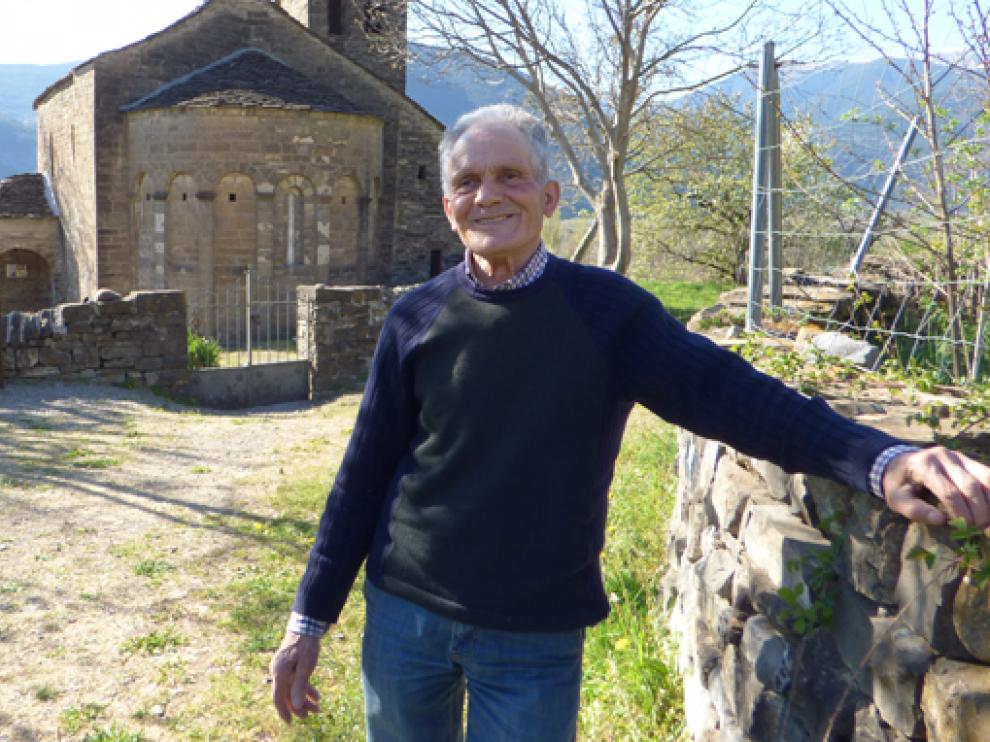 Gregorio Isabal y la iglesia de Santa Eulalia de Orós Bajo al fondo.