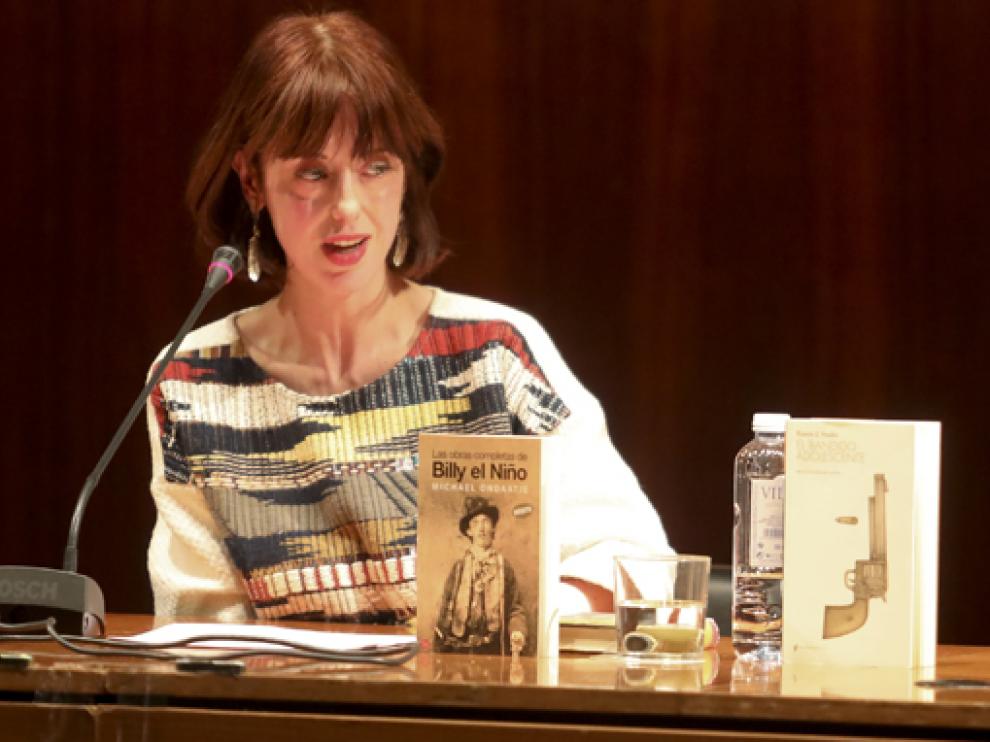 Irene Vallejo es doctora en Filología Clásica por las universidades de Zaragoza y Florencia.