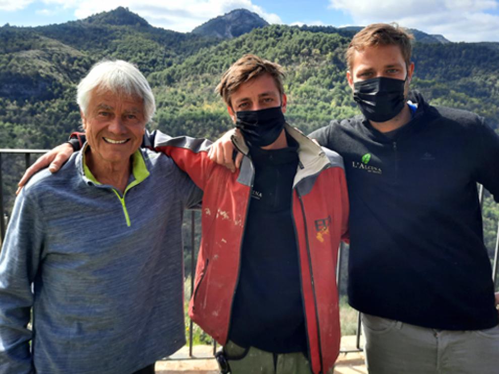 Kurt Fridez (izquierda) con Simón y David Fridez, dos de sus cuatro hijos. Todos nacieron en Pano y, después de estudiar, han regresado y trabajan en la rehabilitación del pueblo en paralelo a su desarrollo turístico.