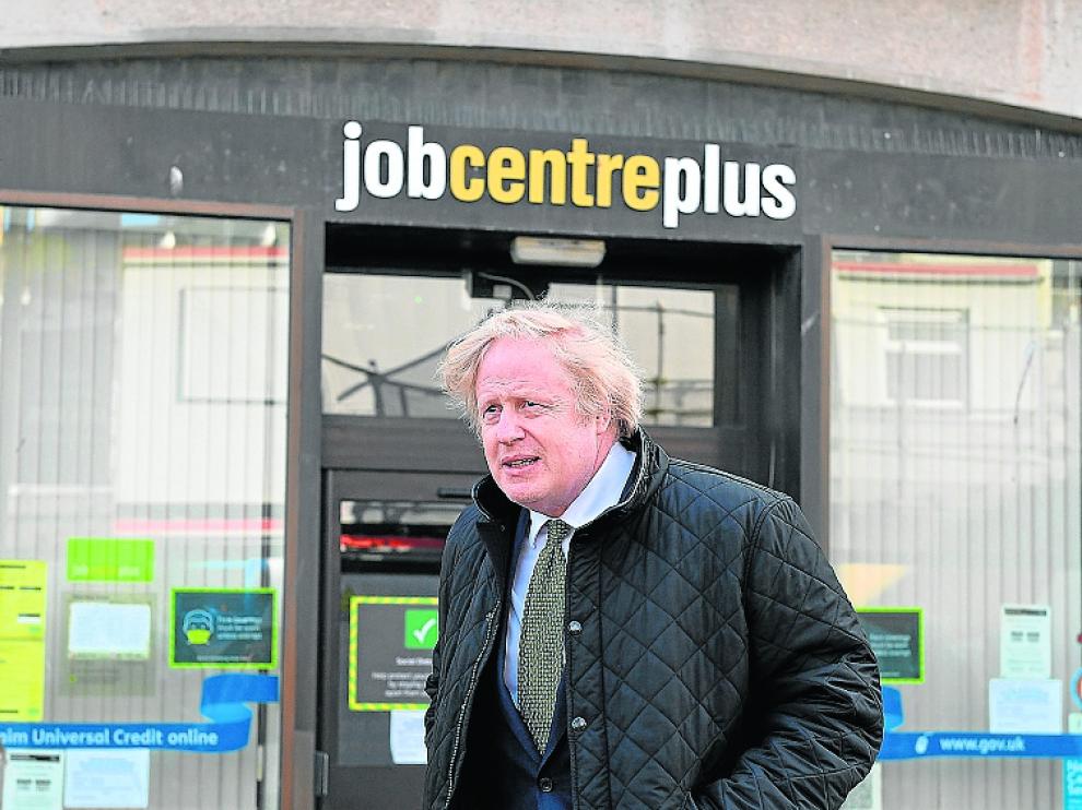 El primer ministro, Boris Johnson, a su paso por una oficina de empleo este miércoles, en su visita al mercado de Lemon Street