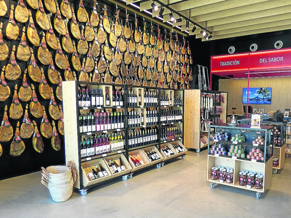 Apetecible aspecto de la tienda con los jamones y los vinos como telones de fondo espléndidos.