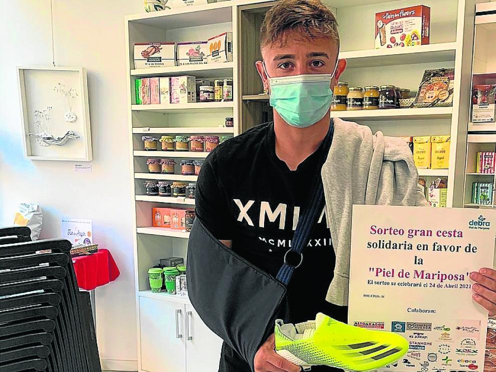 Pablo Maffeo dona sus botas para la entidad.