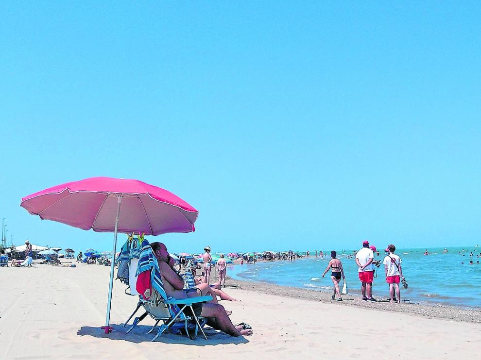 Poca gente en la playa de San Lucar de Barrameda.