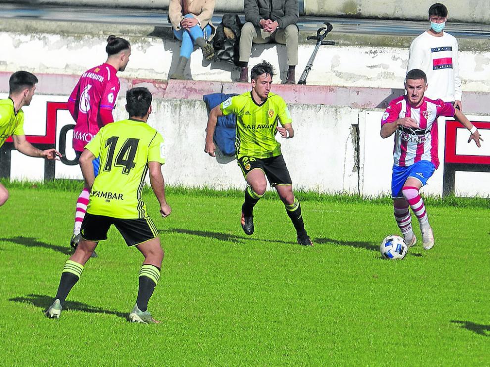 Álvaro Barrero, en la imagen con el balón en el partido de ayer, marcó el gol de la victoria del Barbastro.