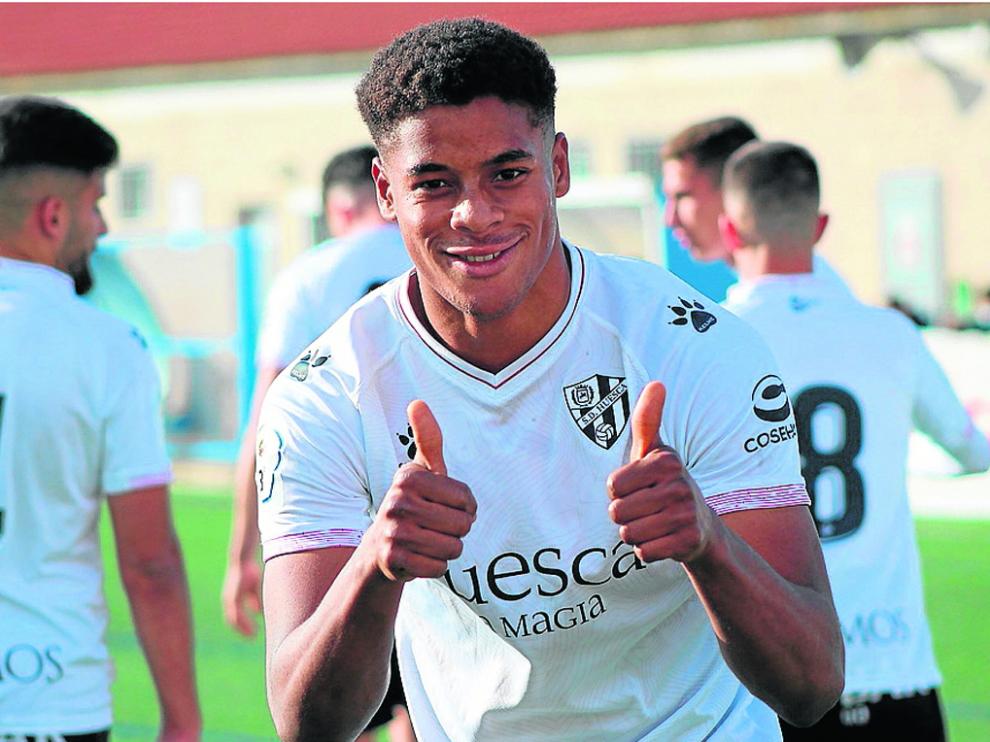 Carlos Kevin anotó el gol de la victoria del Huesca B en el minuto 90.