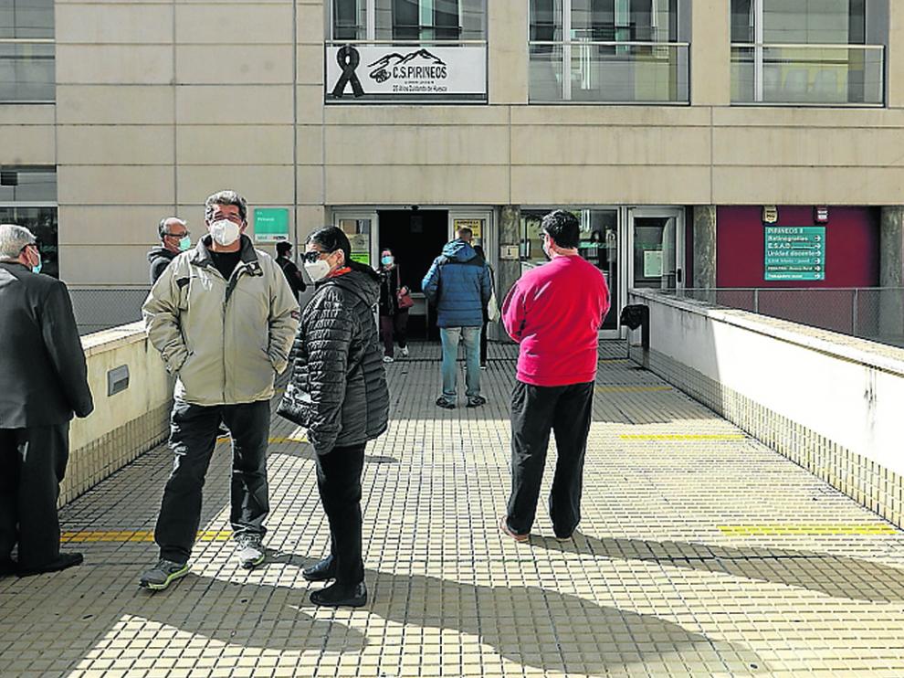 Imagen de archivo de pacientes en el Centro de Salud Pirineos esperando para ser atendidos.