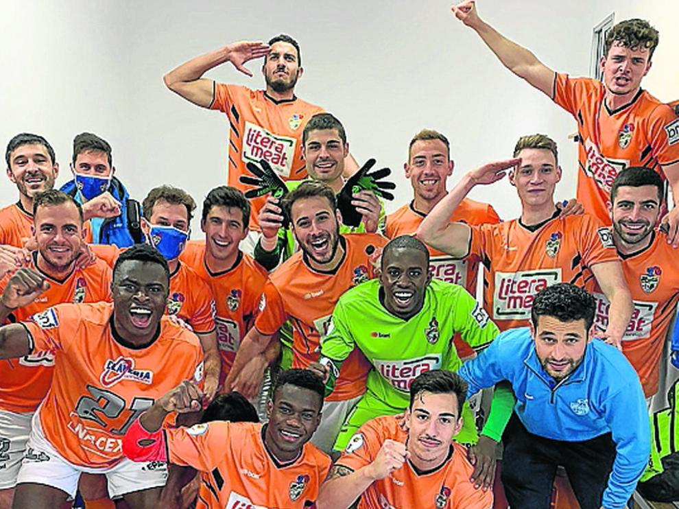 Los futbolistas del Binéfar celebran en el vestuario su victoria de ayer en Borja.