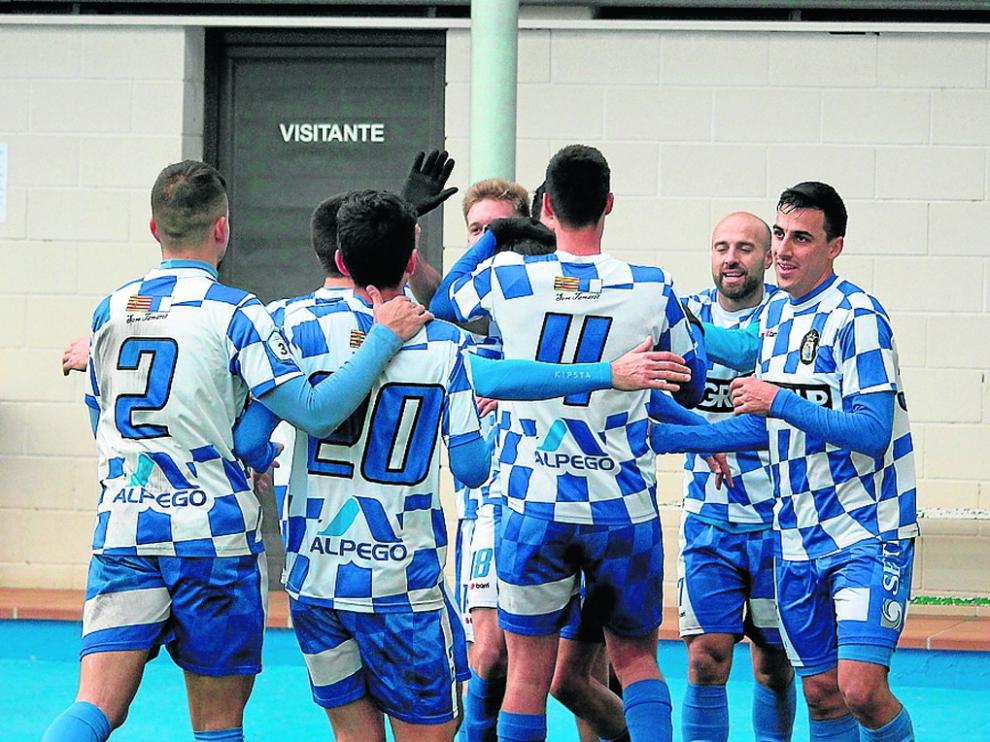 Los jugadores del Tamarite celebran un gol.
