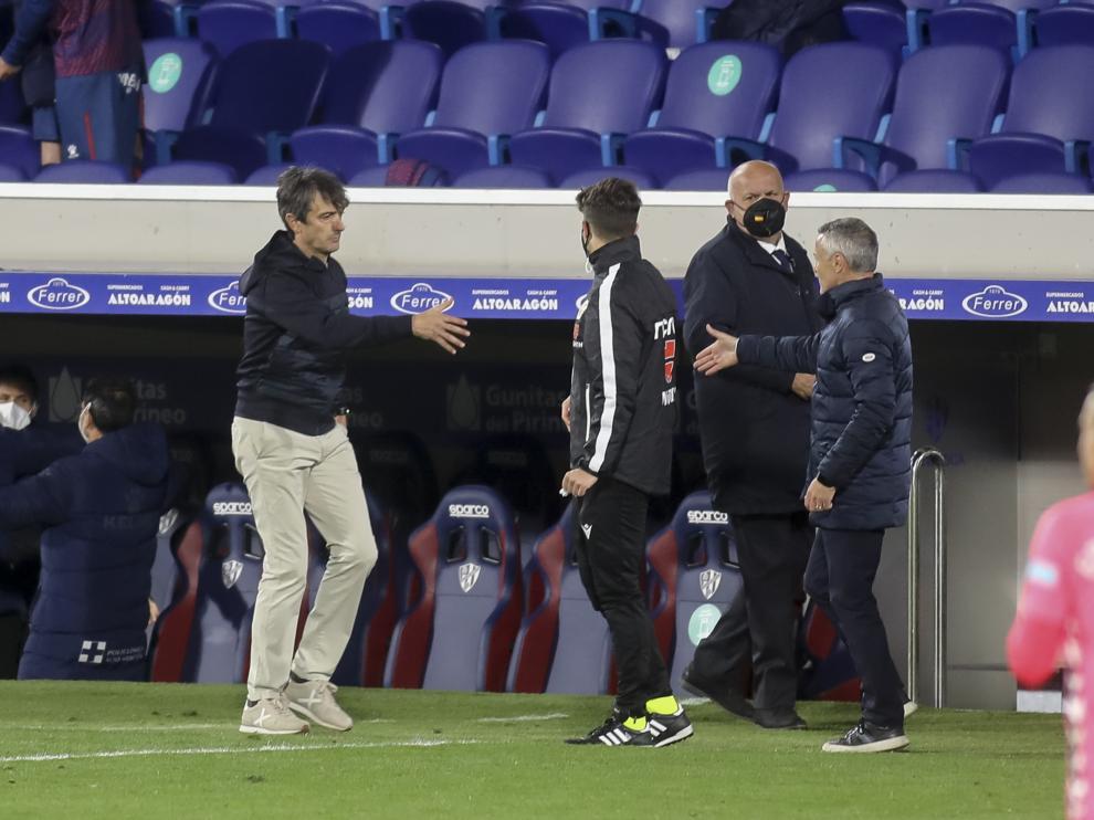Pacheta va a saludar a Fran Escribá tras el Huesca-Elche.