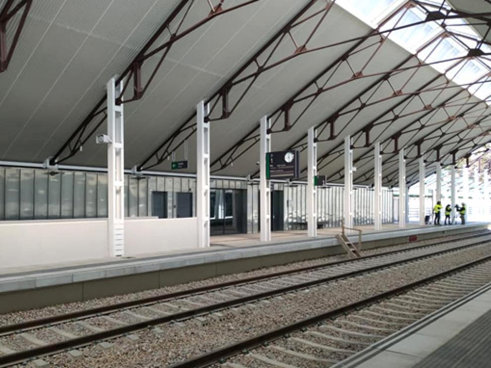 El alcalde destaca que la nueva estación de Canfranc está dotada con instalaciones modernas pensadas para el futuro.