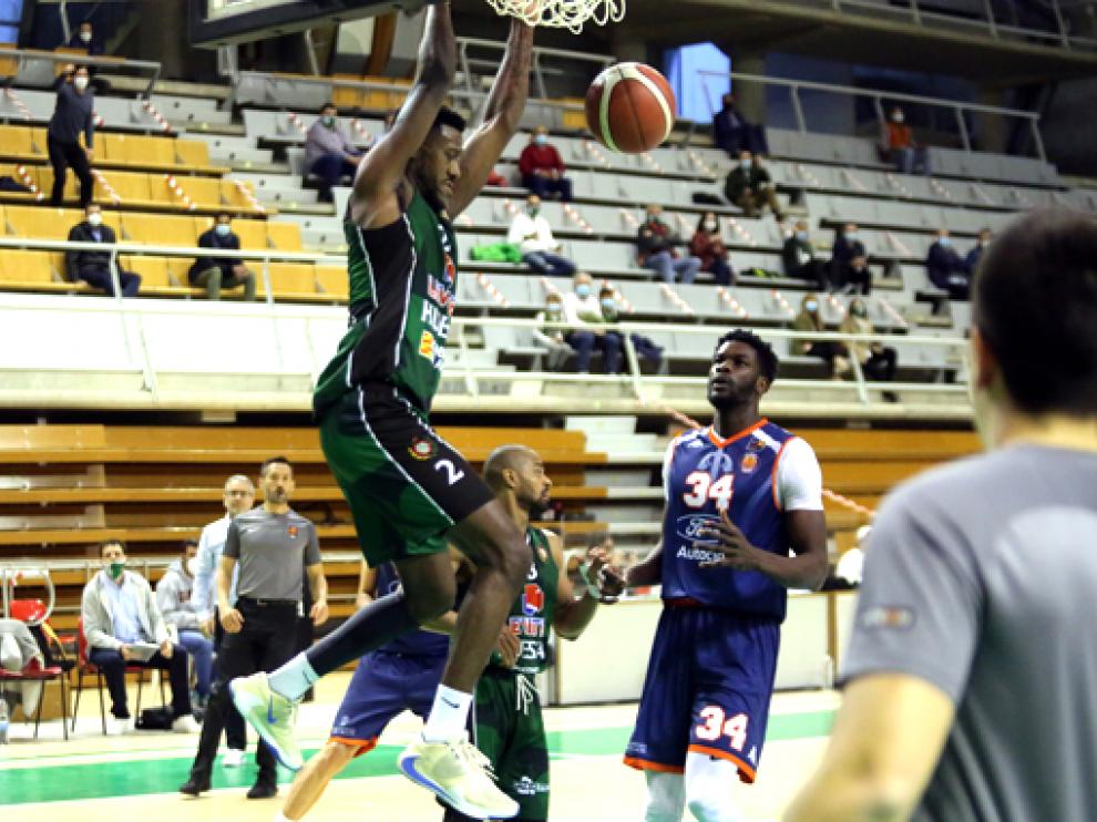 Mike Moore machaca el aro, en el encuentro contra el Tizona Burgos.