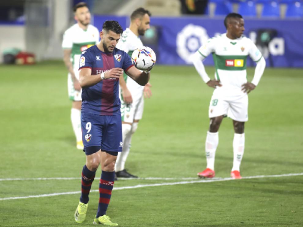 Rafa Mir se convirtió en el máximo goleador del Huesca en Primera División con su doblete al Elche.