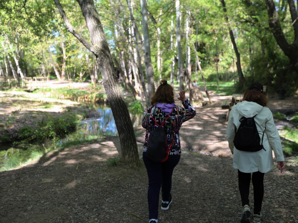 Senderistas paseando por el camino de las Fuentes de Marcelo