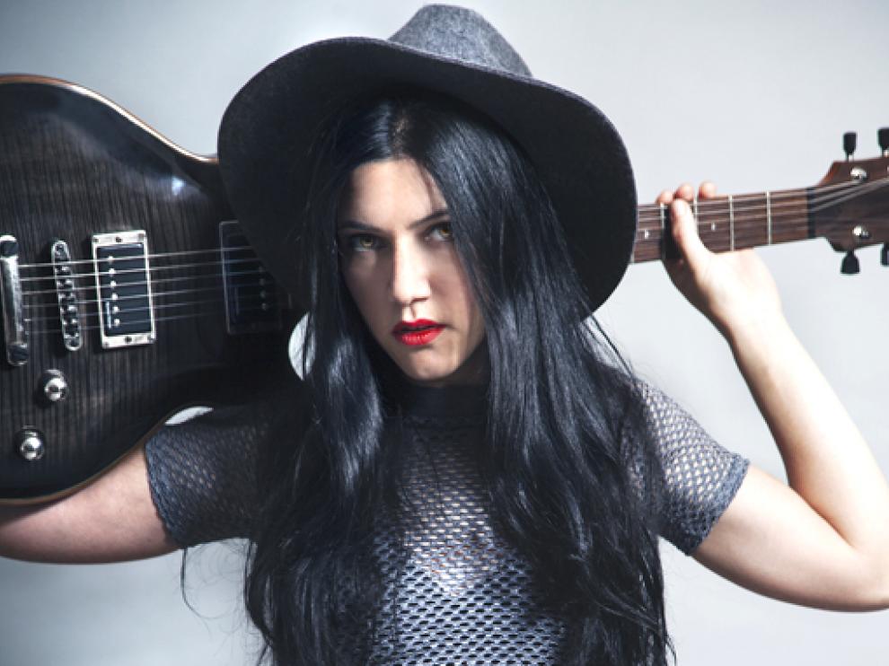 Isabel Marco estará acompañada en el escenariopor su banda Los Rockanrolas.