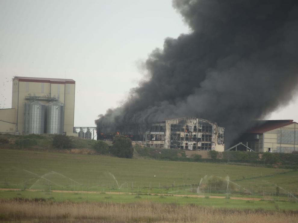 Las llamas han causado una gran cantidad de humo en la nave siniestrada.