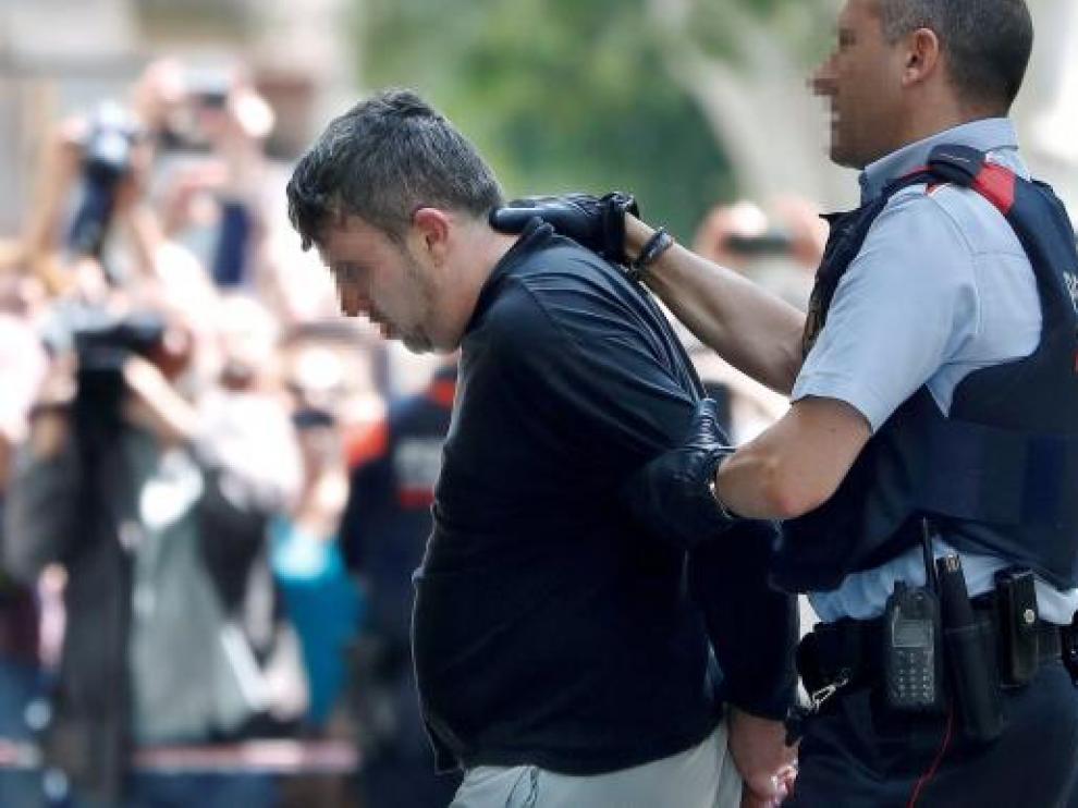 Un mosso conduce al detenido por el asesinato de Laia