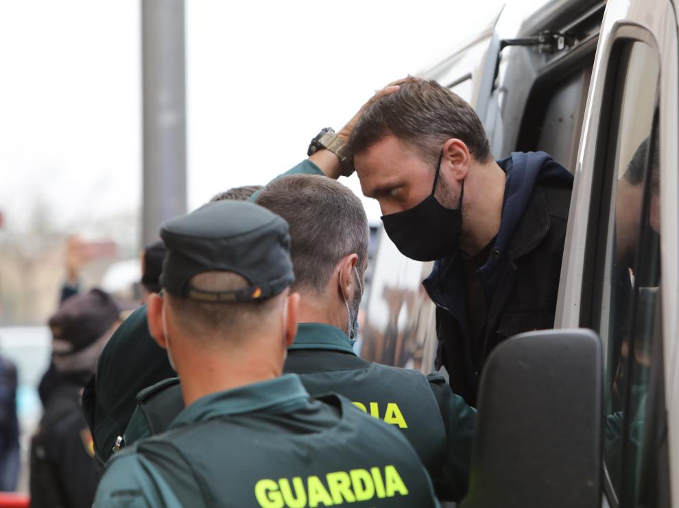 El acusado Norbert Feher, alias "Igor el Ruso", sale de un furgón de la Guardia Civil a su llegada a la Audiencia Provincial de Teruel.
