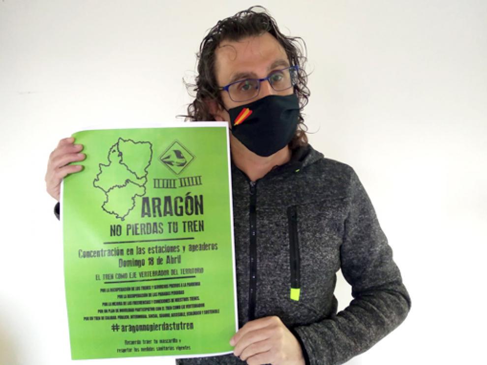 Raúl Rivarés con el cartel.