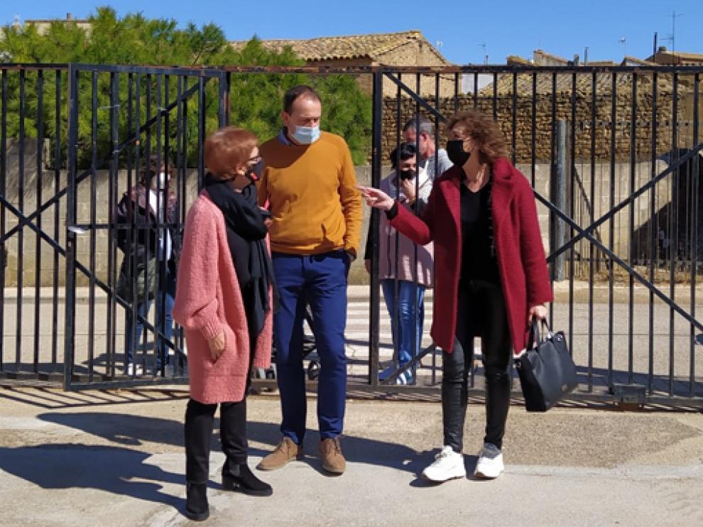Maribel de Pablo, Sergio Gambau y Olga Alastruey, el pasado lunes en Peralta de Alcofea.