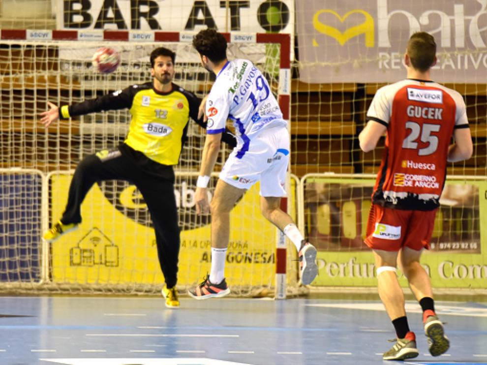 Miguel Espinha trata de parar un balón en el partido contra el Cisne.