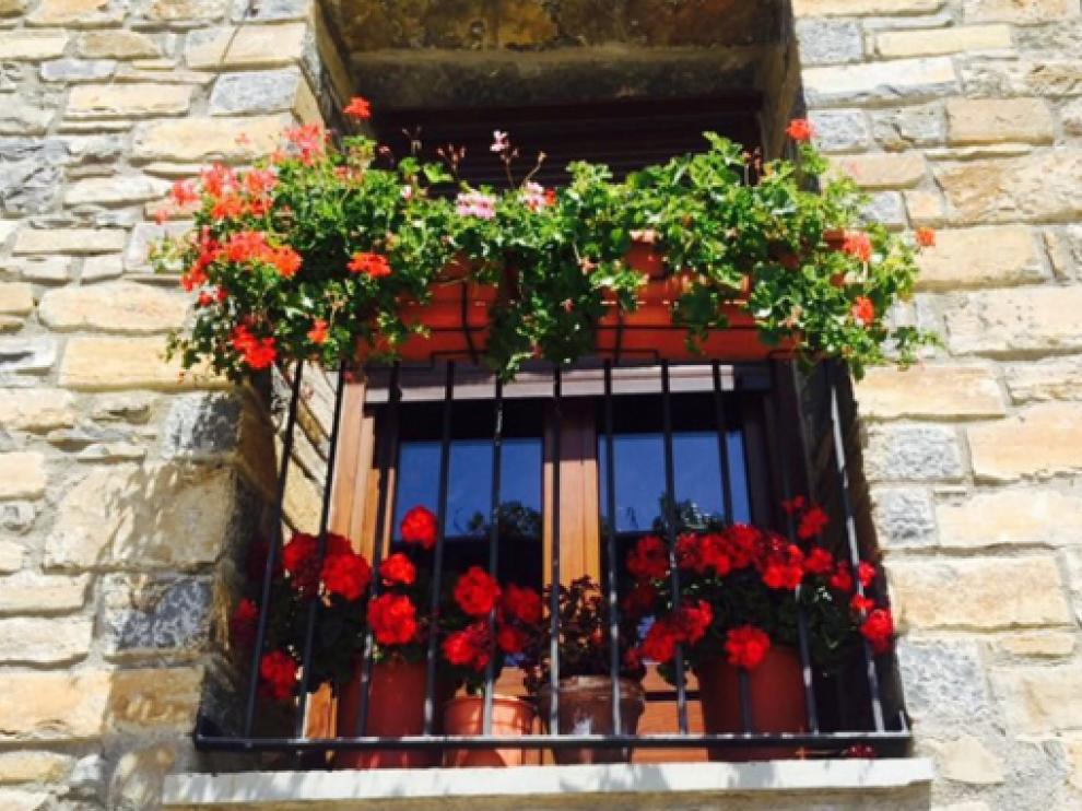 Ventana en un pueblo del Pirineo.