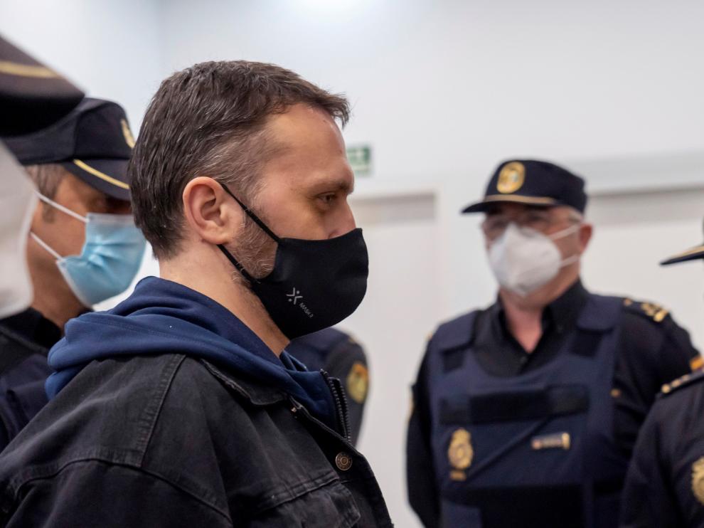 El acusado llega escoltado por la policía a la Audiencia de Teruel.